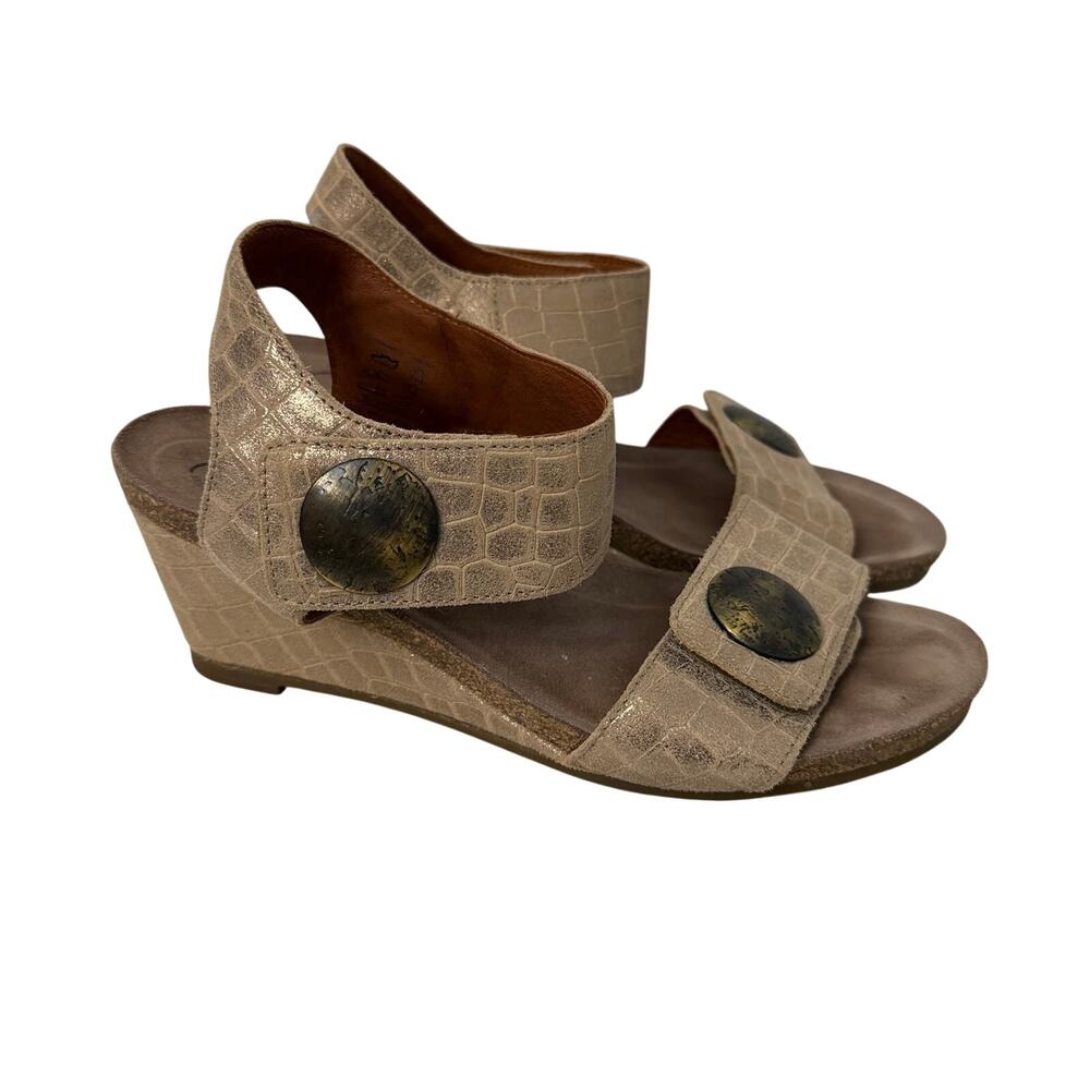 Taos Sandals Womens Size 7 Carousel 2 Gold Metallic Wedge Adjustable Straps